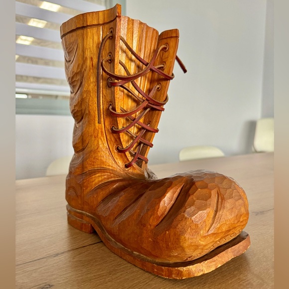 Wood shoe sculpture / Botte en bois sculpté - Picture 1 of 6